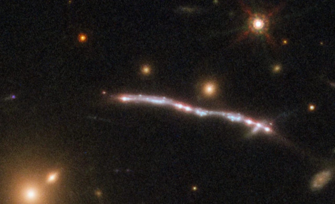A natural close-up of a pierced galaxy 18 billion light-years away