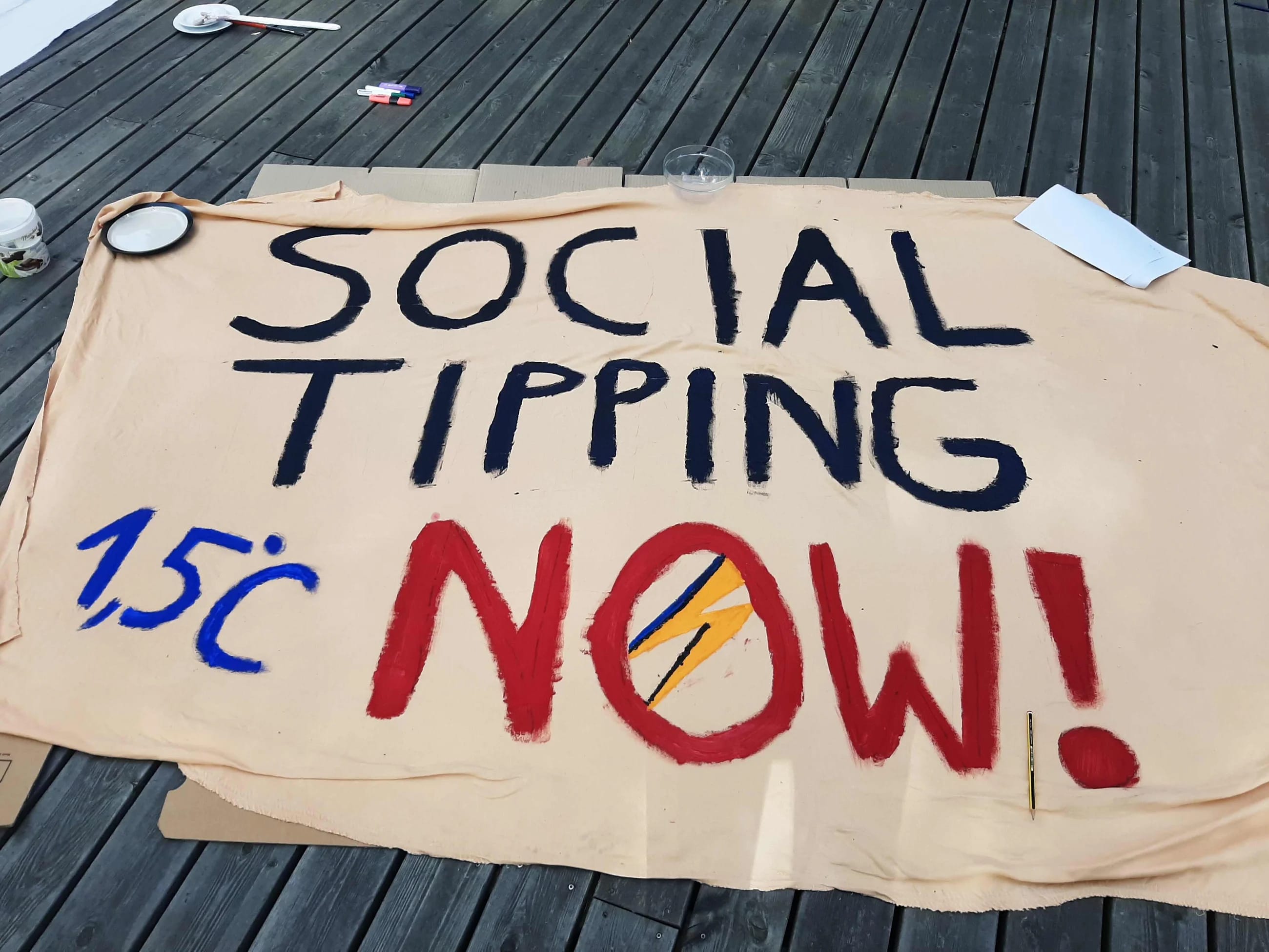 Activating social tipping dynamics for a global decarbonization by 2050