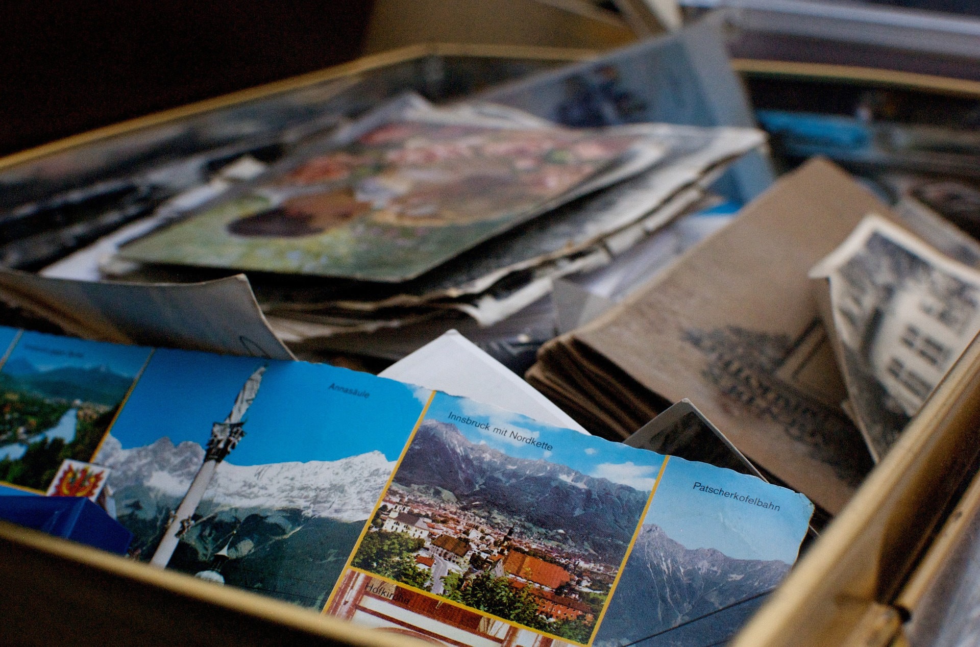 How our brain temporally organizes our memories of past events